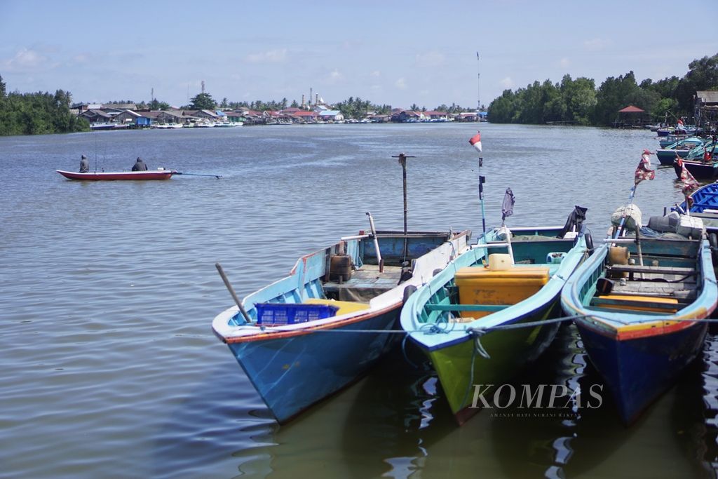 Suasana sebuah kampung nelayan pada suatu siang di Kelurahan Manggar Baru, Kecamatan Balikpapan Timur, Kota Balikpapan, Kalimantan Timur, Sabtu (22/5/2021).