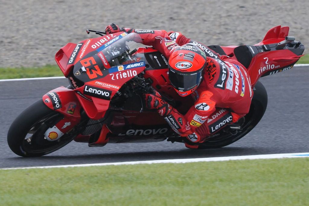 Pebalap Ducati Lenovo, Francesco Bagnaia, memacu motornya di Sirkuit Twin Ring Motegi pada sesi latihan bebas pertama MotoGP seri Jepang, Jumat (23/9/2022).