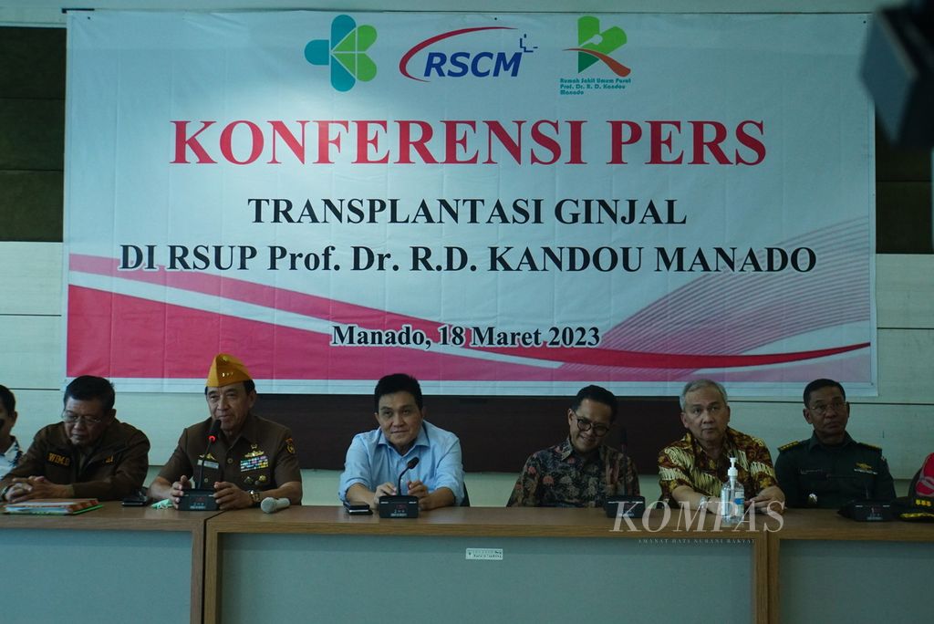Direktur Utama RSUP Kandou Manado dr Jimmy Panelewen (ketiga dari kiri) menggelar konferensi pers hibrida, Sabtu (18/3/2023), di Manado, Sulawesi Utara. 