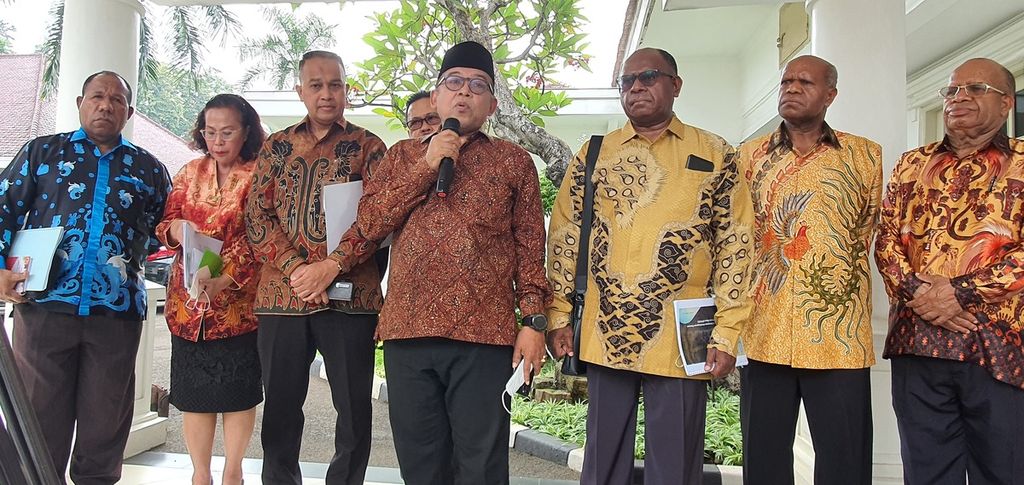 Juru Bicara Wapres Masduki Baidlowi memberikan keterangan seusai audiensi Wapres Ma'ruf Amin dengan anggota Badan Pengarah Percepatan Pembangunan Otonomi Khusus Papua (BP3OKP) atau disebut juga Badan Pengarah Papua (BPP) dari perwakilan enam provinsi, Selasa (9/5/2023), di Istana Wapres, Jakarta.
