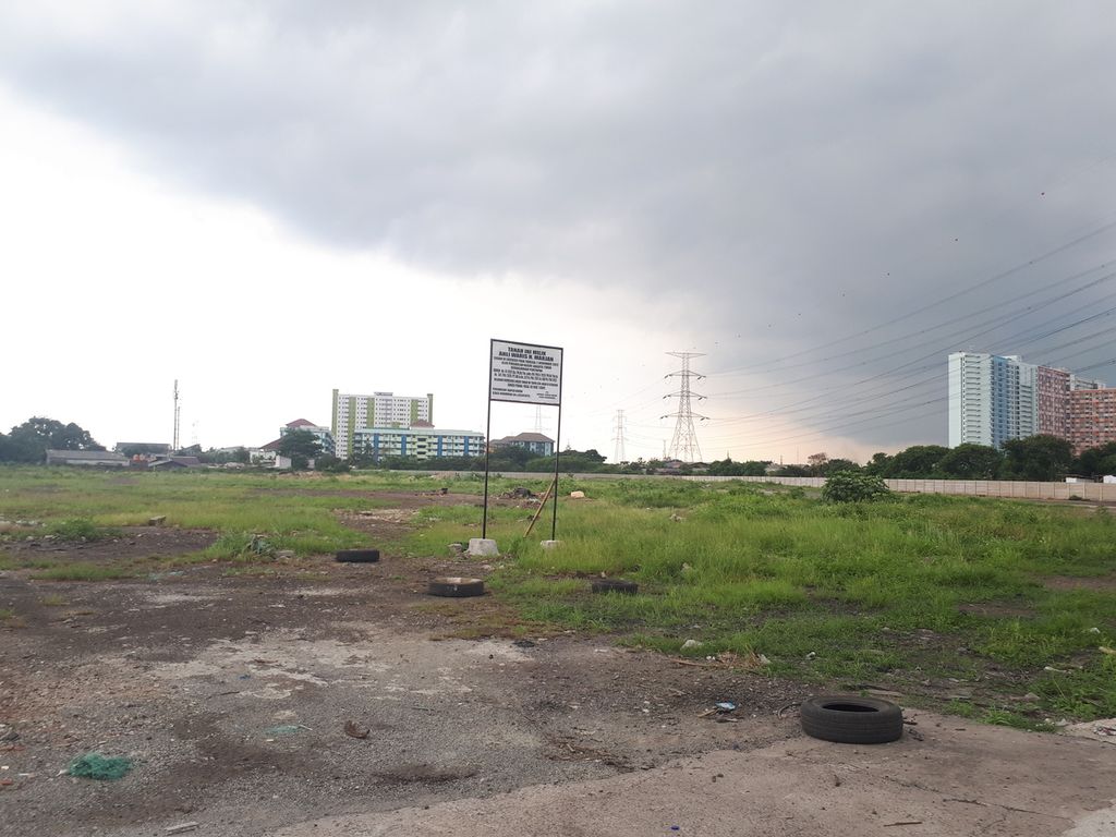  Kondisi tanah kosong yang dipagari di Jalan Sisi Timur Tol Cilincing, Pulo Gebang, Cakung, Jakarta Timur, Rabu (18/1/2023).