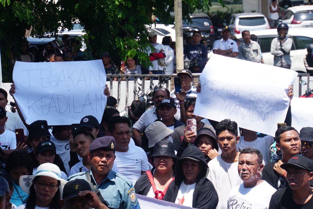 Massa yang menamakan diri Aliansi Masyarakat Nusa Utara Bersatu menggelar demonstrasi di Markas Pangkalan Utama Angkatan Laut (Lantamal) VIII Manado, Sulawesi Utara, Senin (9/10/2023). Mereka menuntut proses hukum terhadap enam personel yang menganiaya empat awak kapal swasta pada Rabu (4/10/2023).