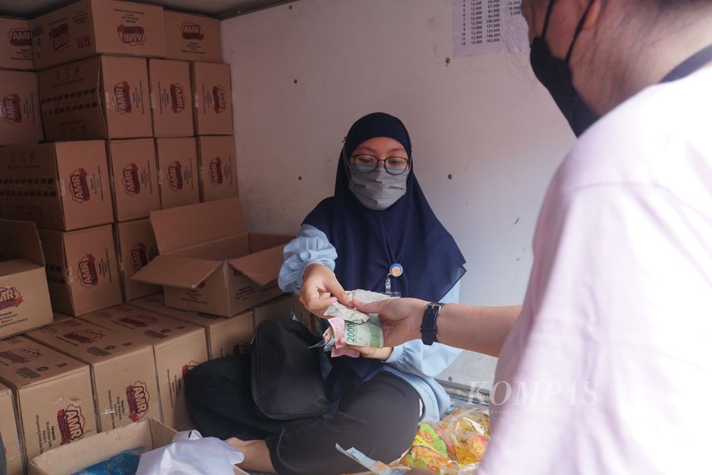 Petugas Badan Urusan Logistik (Bulog) melayani pembeli minyak goreng kemasan sederhana seharga Rp 13.500 per liter di halaman belakang Kantor Gubernur Sulawesi Utara di Manado, Jumat (11/3/2022). Operasi pasar itu digelar untuk mengatasi tingginya harga minyak goreng saat ini.