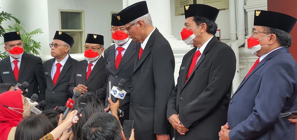 Dewan Pengarah, Kepala, dan Wakil Kepala Badan Pembinaan Ideologi Pancasila (BPIP) memberikan keterangan kepada wartawan di Kompleks Istana Kepresidenan, Jakarta, Selasa (7/6/2022).