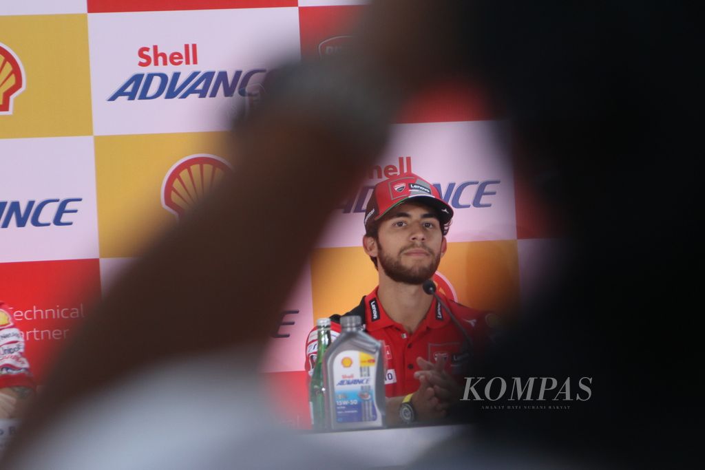 Pebalap Ducati Lenovo MotoGP Enea Bastianini dalam acara Shell Advance-Ducati Corse di Jakarta, Selasa (10/10/2023). 