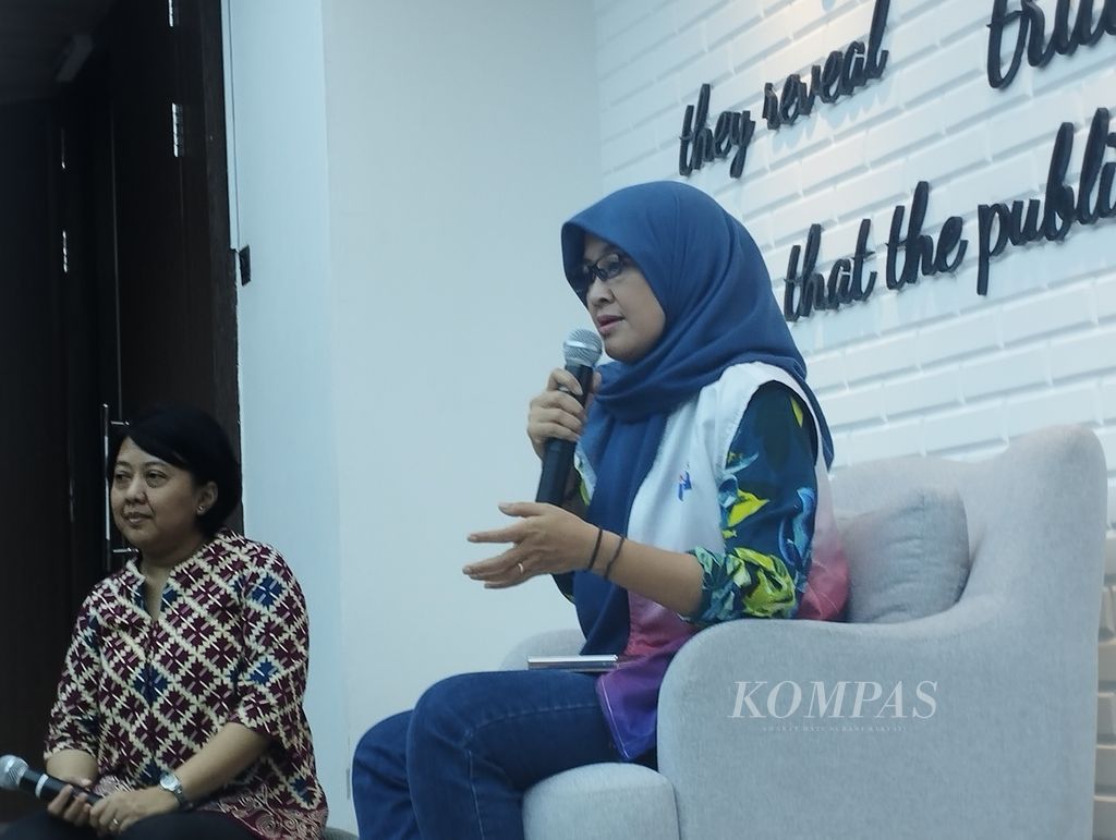 Kepala Biro Humas Kementerian Komunikasi dan Informatika Raden Rhina Anita Ernita Martono (kiri) dan Direktur Utama Bakti Kementerian Komunikasi dan Informatika Fadhilah Mathar saat sesi Ngopi Bareng Kominfo, Jumat (8/3/2024), di Jakarta.