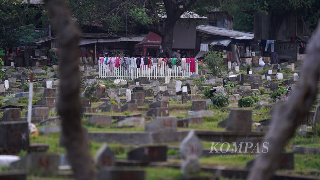 Tempat Pemakaman Umum (TPU) Kober Jatinegara dijadikan tempat menjemur pakaian di Kelurahan Rawa Bunga, Jakarta Timur, Sabtu (3/6/2023). 
