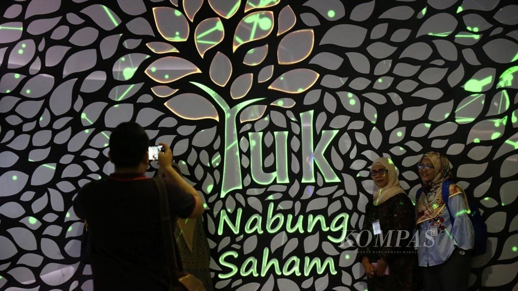 Pengunjung di galeri Yuk Nabung Saham di Bursa Efek Indonesia, Jakarta, Jumat (14/12/2018). 