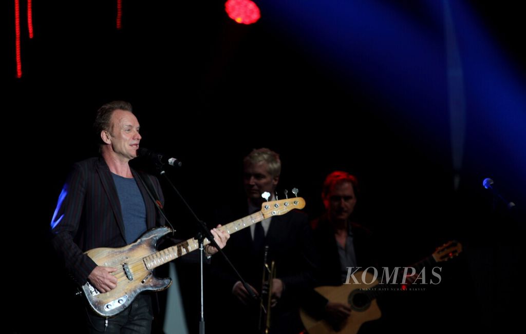 Legendary English musician, Sting, collaborated with composer and trumpet player Chris Botti on stage at the Java Jazz Festival in Jakarta on Saturday (5/3/2016). Sting performed his songs, including "Fields of Gold" accompanied by Chris Botti's trumpet melody.