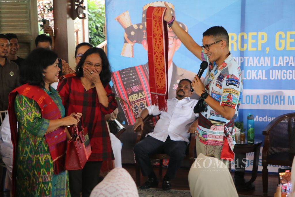 Menteri Pariwisata dan Ekonomi Kreatif Sandiaga Uno berbincang dengan pelaku UMKM di Medan, Sumatera Utara, Selasa (20/9/2022).