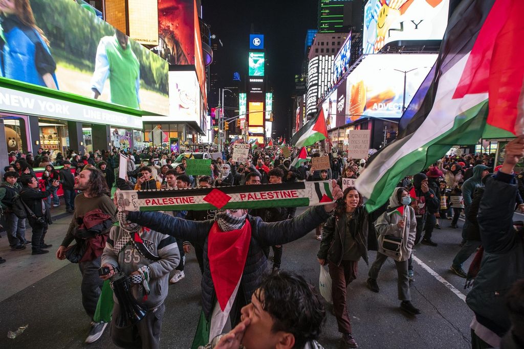 Demonstran pro-Palestina berbaris di sekitar daerah Times Square menyerukan gencatan senjata di Gaza, Jumat (10/11/2023), di New York, Amerika Serikat. 