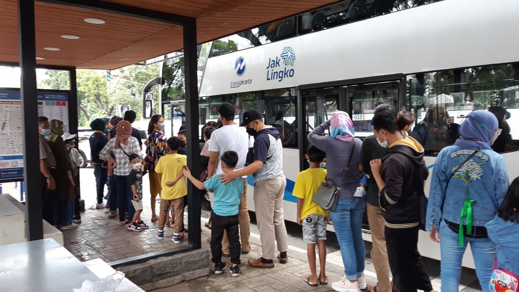 Untuk mendukung mobilitas warga selama libur Lebaran, PT Transportasi Jakarta mengoperasikan tujuh bus wisata untuk melayani dua rute, yaitu BW2 Jakarta Baru dari Halte Juanda Istiqlal-Bundaran HI-Juanda Istiqlal dan BW4 Pencakar Langit dari Halte IRTI Monas--Bundaran Senayan-Halte IRTI Monas. Layanan bus wisata akan berlangsung sampai Sabtu (8/5/2022).