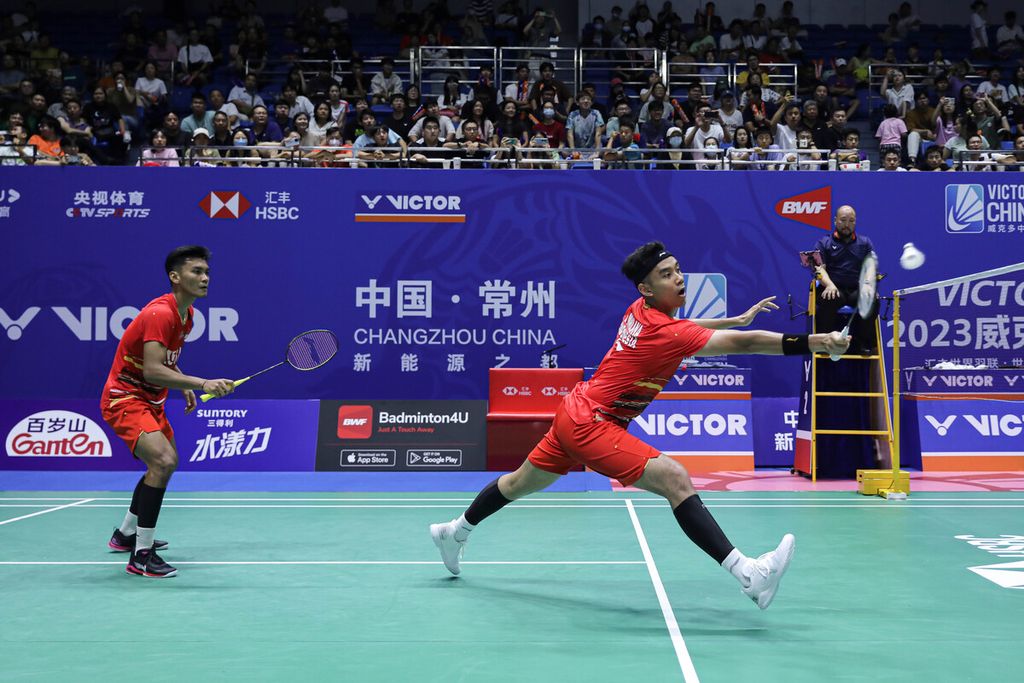 Men's doubles pair Bagas Maulana/Muhammad Shohibul Fikri defeated second-seeded Indian duo Satwiksairaj Rankireddy/Chirag Shetty, 21-17, 11-21, 21-17, in the first round of the China Open badminton tournament at Changzhou Olympic Sports Centre in Hangzhou on Wednesday (6/9/2023).