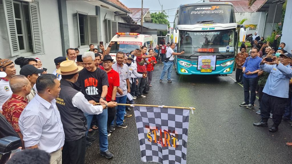 Gubernur Jawa Tengah Ganjar Pranowo (baju hitam) dan Gubernur Jawa Barat Ridwan Kamil (menggunakan topi) melepas bersama bus mudik gratis di eks Pabrik Kina milik PT Kimia Farma, Kota Bandung, Jabar, Senin (17/4/2023).  