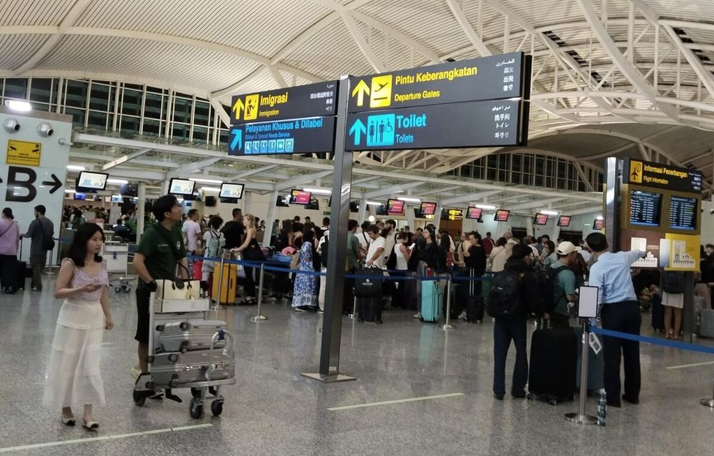 Dokumentasi PT Angkasa Pura I (Persero) Bandara Internasional I Gusti Ngurah Rai menampilkan suasana di area terminal Bandara Internasional I Gusti Ngurah Rai, Bali. 