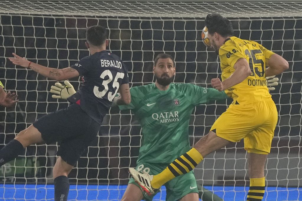 Dortmund defender Mats Hummels (right) scored a goal against PSG in the second semifinal match of the Champions League at the Parc des Princes Stadium in Paris on Wednesday (8/5/2024) early morning. Dortmund won 1-0.