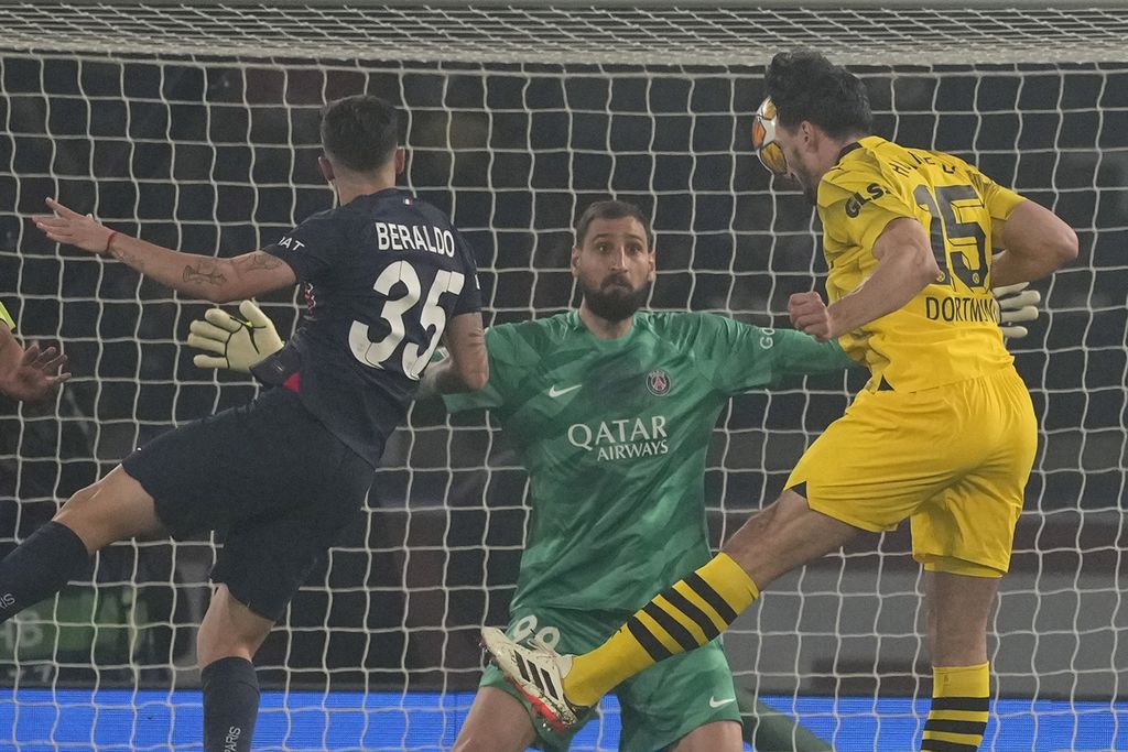 Bek Dortmund, Mats Hummels (kanan), mencetak gol ke gawang PSG pada laga kedua semifinal Liga Champions di Stadion Parc des Princes, Paris, Rabu (8/5/2024) dini hari WIB. Dortmund menang 1-0.