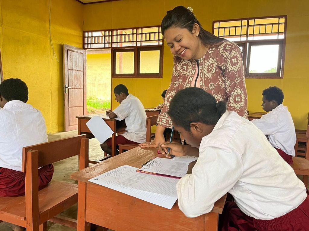  Diana Da Costa merupakan salah satu Guru Penggerak Daerah Terpencil (GPDT) Kabupaten Mappi, Papua Selatan, yang berupaya memberantas buta huruf di sana.