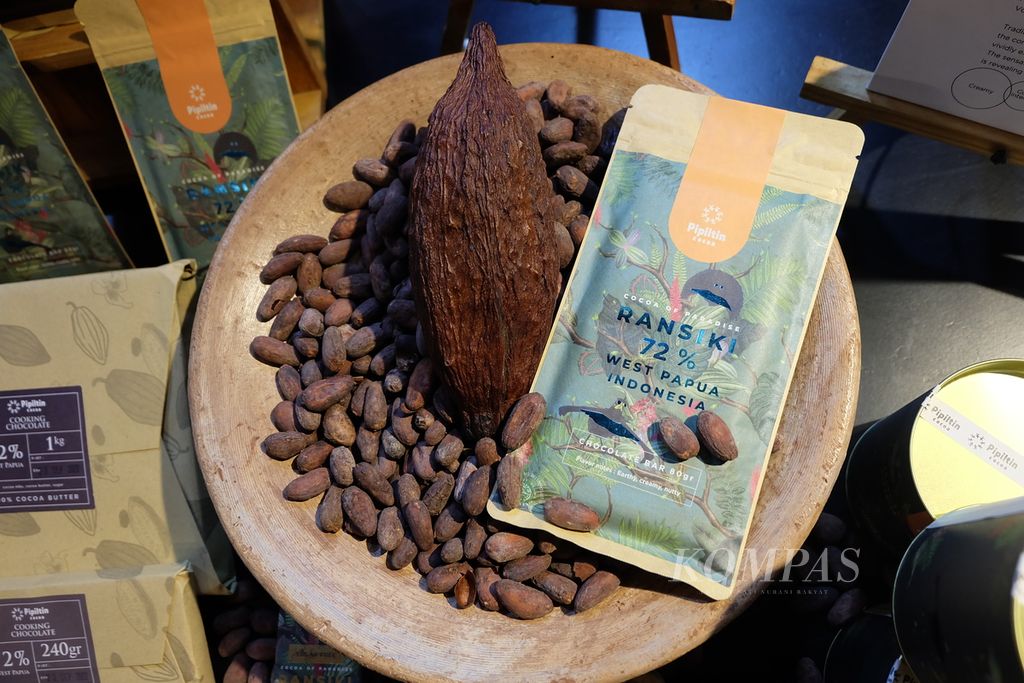 72 percent Ransiki chocolate bar produced by Pipiltin Cocoa, Thursday (14/10/2021), in Kebayoran Baru, South Jakarta. The chocolate is made from cocoa beans from the Ebier Suth Cokran Cooperative, Ransiki, South Manokwari, West Papua.
