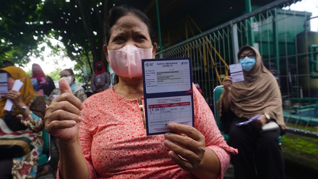 Seorang warga lansia menunjukkan kartu vaksinnya seusai menerima vaksin penguat Covid-19 di RSUD Ibu Fatmawati Soekarno Kota Surakarta, Jawa Tengah, Jumat (14/1/2021). Ini merupakan hari pertama digelarnya vaksinasi penguat di kota tersebut. Target sasaran awal terdiri atas 55.000 orang lansia.