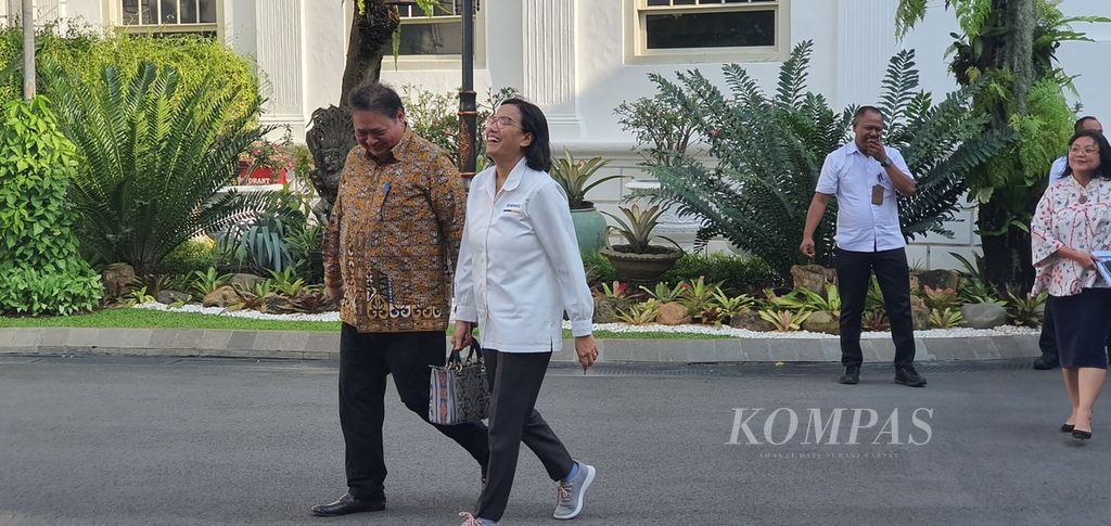Menteri Koordinator Bidang Perekonomian Airlangga Hartarto dan Menteri Keuangan Sri Mulyani Indrawati meninggalkan Istana Merdeka seusai mengikuti rapat tertutup yang dipimpin Presiden Joko Widodo terkait tenaga kerja dan pendidikan, Senin (25/3/2024).