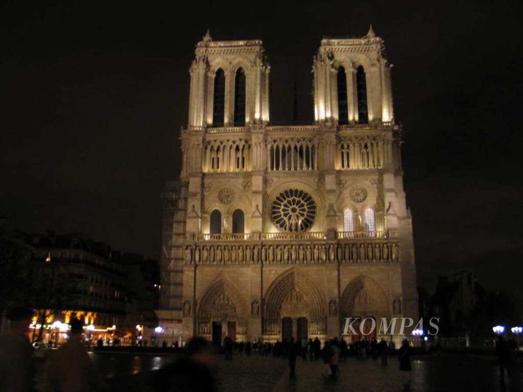 Katedral Notre Dame, Paris, yang dibangun tahun 1163, masih terlihat berdiri kokoh. 