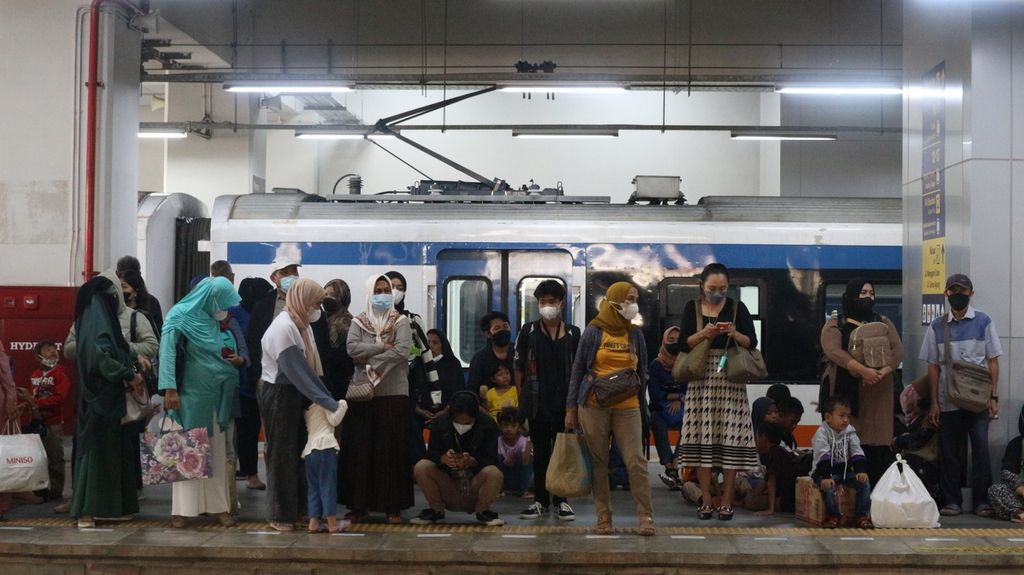 Para penumpang KRL sedang menunggu kedatangan kereta di Stasiun Manggarai, Jakarta Selatan, Selasa (10/1/2023).
