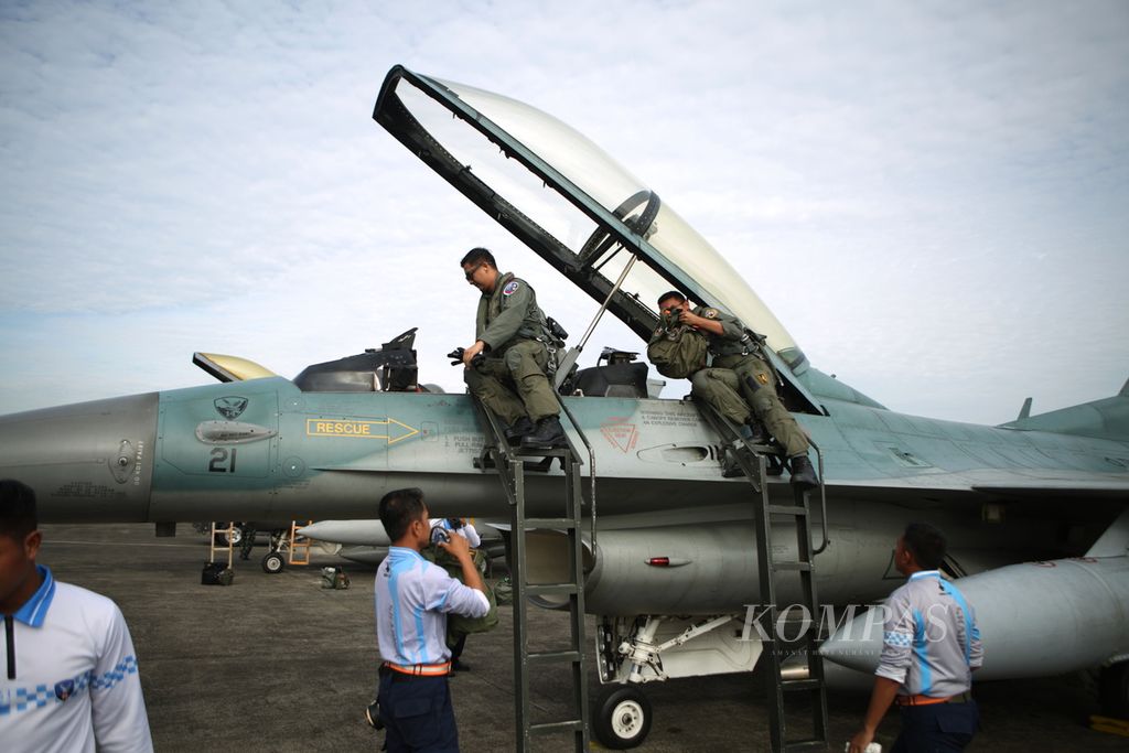 Penerbang pesawat F-16 bersiap dalam gladi bersih Hari Ulang Tahun Ke-77 TNI Angkatan Udara di Lapangan Udara Halim Perdanakusuma, Jakarta Timur, Kamis (6/4/2023).