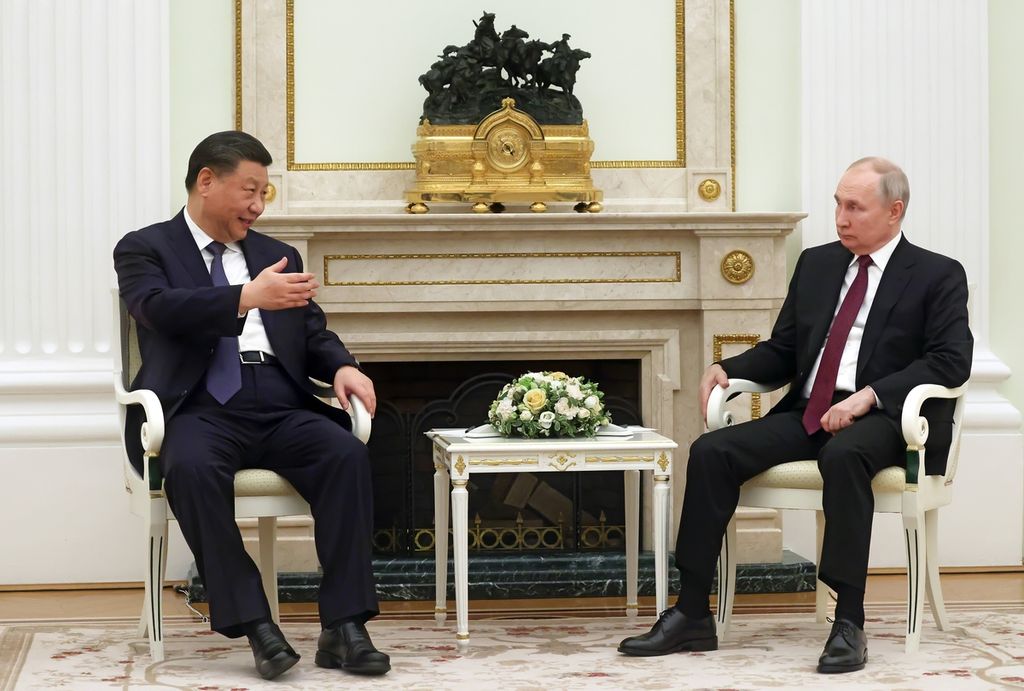 Presiden Rusia Vladimir Putin (kanan) menerima Presiden China Xi Jinping di Kremlin, Moskwa, Senin (20/3/2023). Pada Sabtu (25/3), Putin mengumumkan rencana penempatan senjata nuklir taktis di Belarus.
