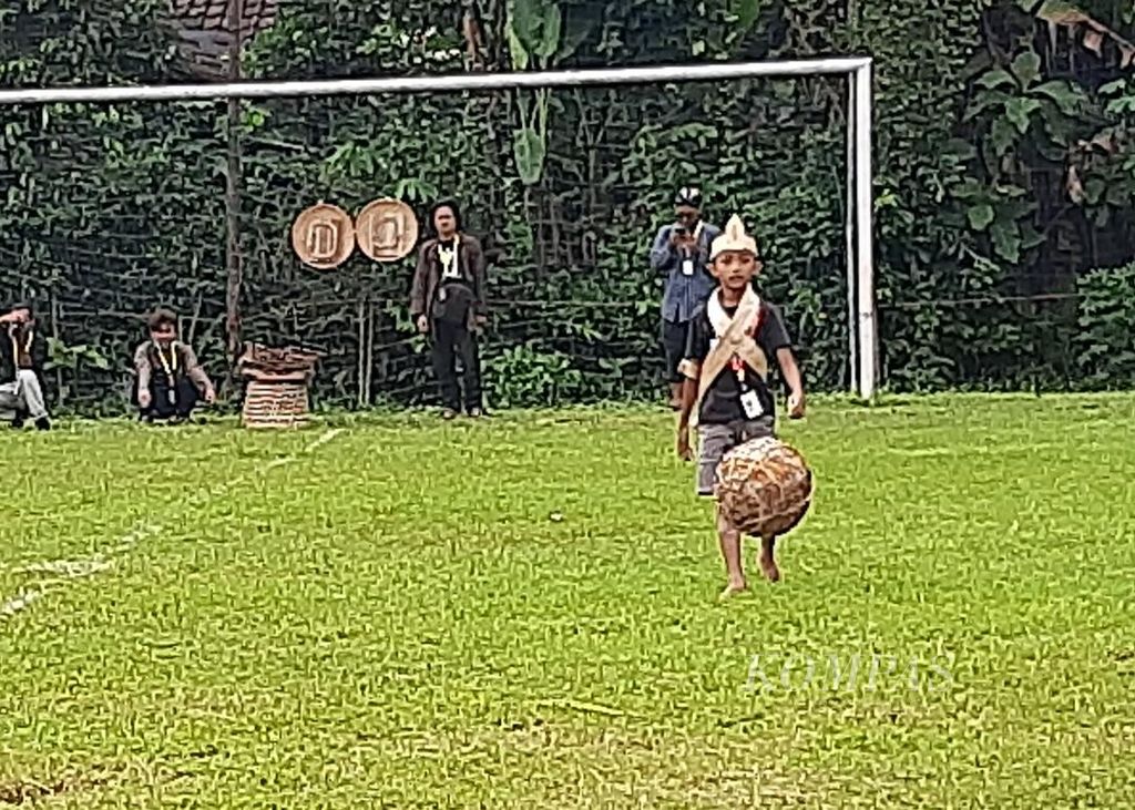 Bola terbuat dari pelepah pisang digunakan dalam pertandingan sepak bola antardesa yang digekar di Lapangan Srigentan, Desa Wringinputih, Kecamatan Borobudur, Kabupaten Magelang, Jateng, Sabtu (21/5/2022).