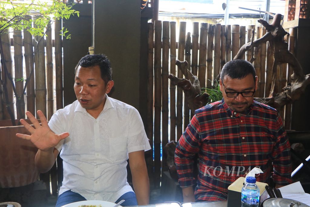 Direktur Utama PT Pelindo Multi Terminal (SPMT) Drajat Sulistyo (kiri) dan Sekretaris Perusahaan SPMT M Eriansyah memberikan keterangan tentang perbaikan operasional pelabuhan untuk meningkatkan pangsa pasar kargo nonpeti kemas, dalam diskusi bersama awak media, di Medan, Sumut, Kamis (5/1/2023).