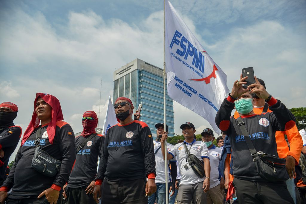 Action by labor unions in front of the DPR RI building, Jakarta, Monday (6/2/2023). Trade unions and the Labor Party staged a demonstration in front of the DPR RI building to reject the Government Regulation in lieu of the Job Creation Law (Perppu) and the Omnibus Law Health Bill (RUU).