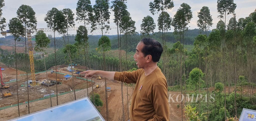 Presiden Joko Widodo memantau perkembangan pembangunan Ibu Kota Nusantara dari Menara Pandang, Kamis (23/2/2023).