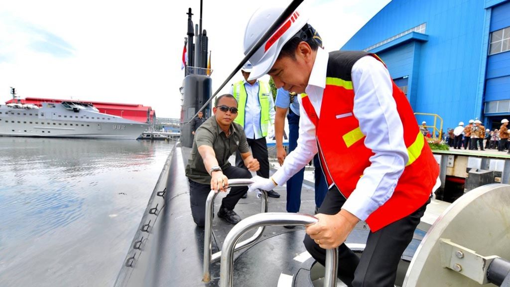 Presiden Jokowi menaiki bangunan kapal di PT PAL di Tanjung Perak, Siurabaya, Jawa Timur, Senin (21/1/2020), saat inpeksi PT PAL  di Pelabuhan Tanjung Perak, Surabaya,  Jawa Timur. 