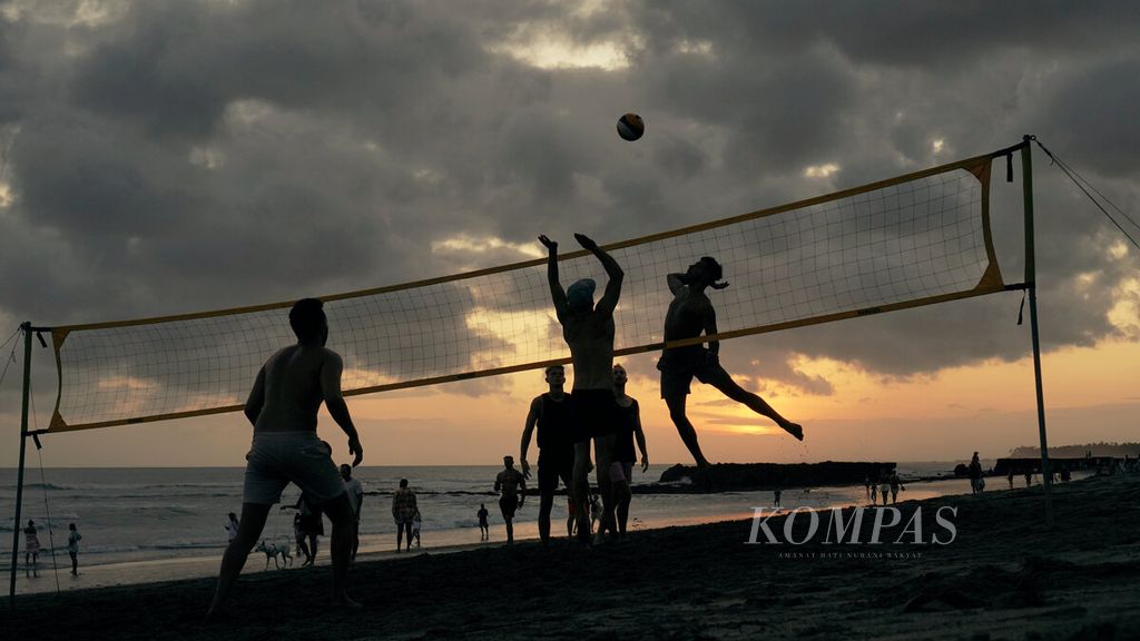Tourists play beach volleyball at Batu Bolong Beach, Badung, Bali, Friday (1/7/2022). Indonesia is planned to host the 2023 World Beach Games in Bali, 5-12 August.