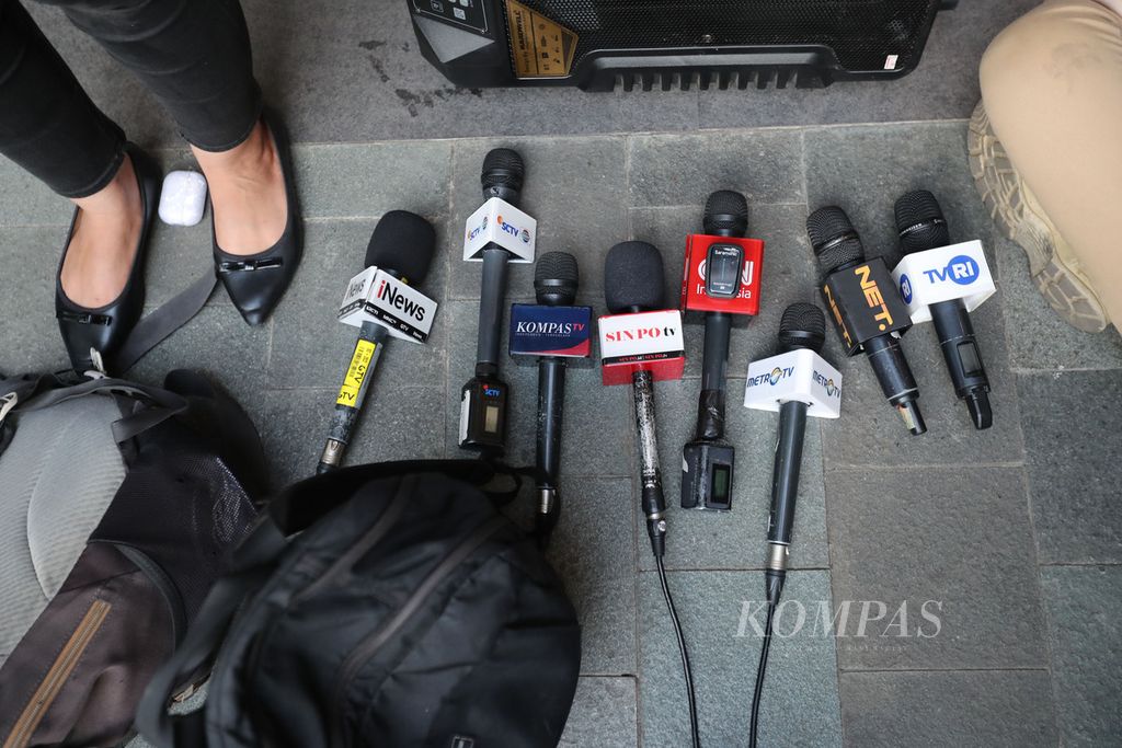 Mikrofon milik wartawan disimpan di dekat pengeras suara saat akan konferensi pers di Jakarta, Rabu (6/9/2023).
