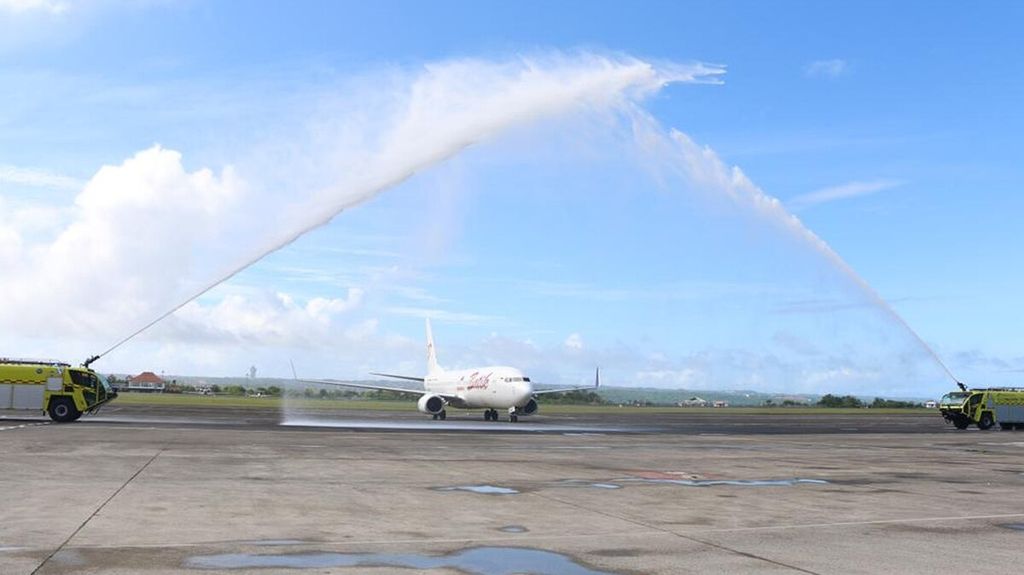 Dokumentasi Humas PT Angkasa Pura I Bandara Internasional I Gusti Ngurah Rai menampilkan seremoni penyemprotan air (water salute) menyambut kedatangan pesawat dari Australia di Bandara Internasional I Gusti Ngurah Rai, Badung, Bali, Kamis (5/1/2023).