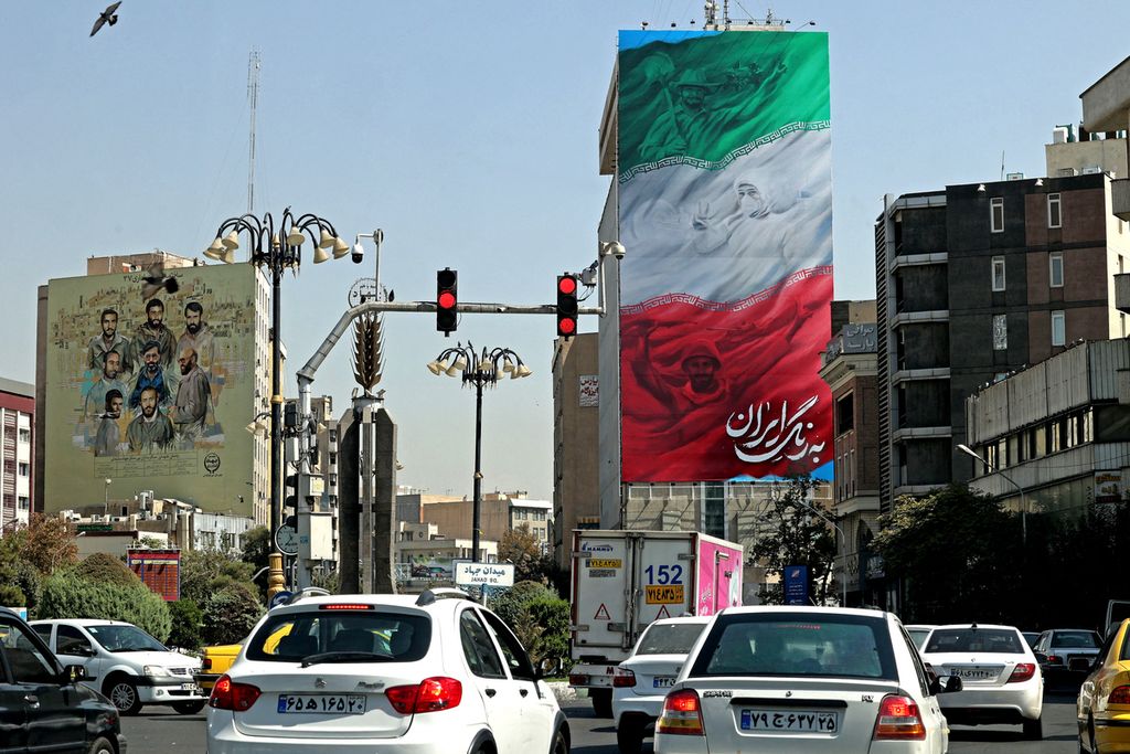 Pandangan ini menunjukkan lalu lintas di ibu kota Iran Teheran, 28 September 2022. 