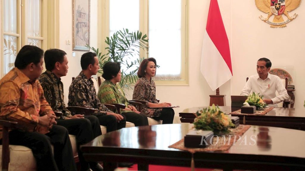 Presiden Joko Widodo berbicara dengan anggota panitia seleksi calon pimpinan Komisi Pemberantasan Korupsi di Istana Merdeka, Jakarta, Senin (17/6/2019). 