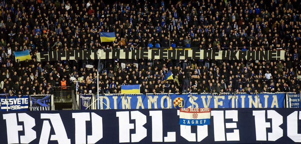 Para pendukung klub Dinamo Zagreb mengibarkan bendera Ukraina sebagai bentuk dukungan kepada Ukraina yang mendapat serangan militer Rusia, pada laga kedua babak 32 Besar Liga Europa antara Dinamo Zagreb dan Sevilla FC di Stadion Maksimir, Zagreb, Kroasia. 