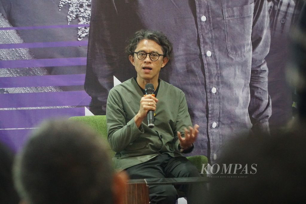 Sutradara Riri Riza menyampaikan materi dalam kuliah umum pada program Putar Film Usmar di Kota Kelahiran, Kota Bukittinggi, Sumatera Barat, Kamis (28/3/2024). 