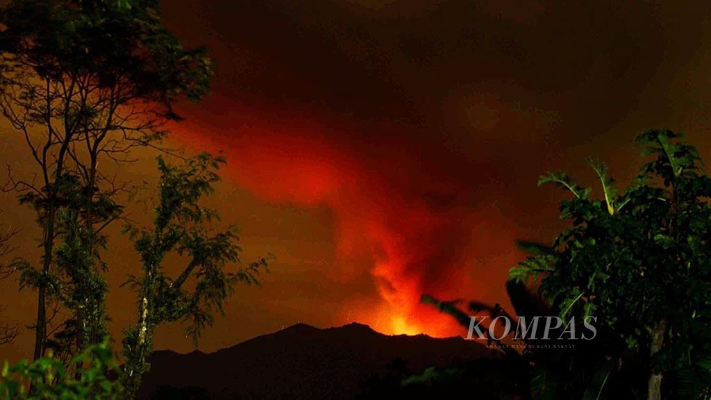[Foto ilustrasi] Lava pijar dari letusan Gunung Raung terlihat dari Pos Pantau Gunung Raung di Kecamatan Senggon, Kabupaten Banyuwangi, Jawa Timur, Sabtu (11/7/2015).  