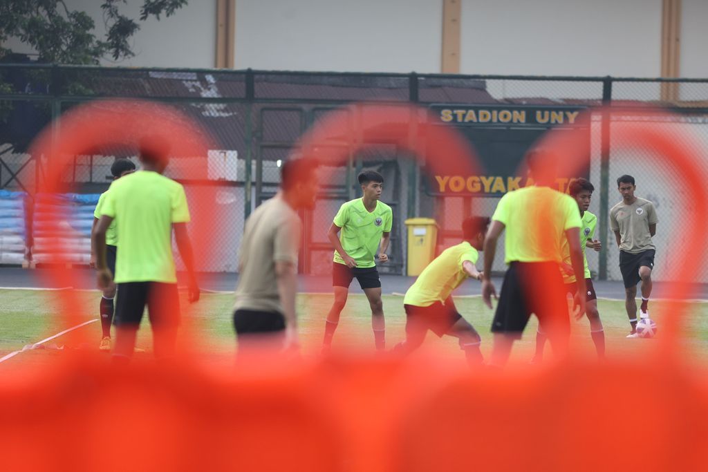 Anggota tim nasional Indonesia U-16 berlatih di Lapangan Universitas Negeri Yogyakarta, Yogyakarta, Selasa (2/8/2022). Tim terus berlatih untuk mempersiapkan fisik dan strategi dalam menghadapi lawan pada laga Piala AFF U-16. Pekan ini, tim nasional Indonesia U-16 akan berhadapan dengan timnas Singapura dan Vietnam.