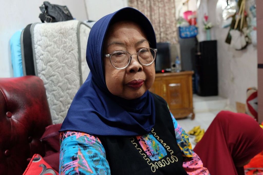 Ruminah (66), ibu yang kehilangan anak laki-lakinya saat peristiwa kerusuhan Mal Yogya, Klender, Jakarta Timur, tahun 1998. Ruminah saat ini masih membuka usaha salon yang melayani para lansia di rumahnya.