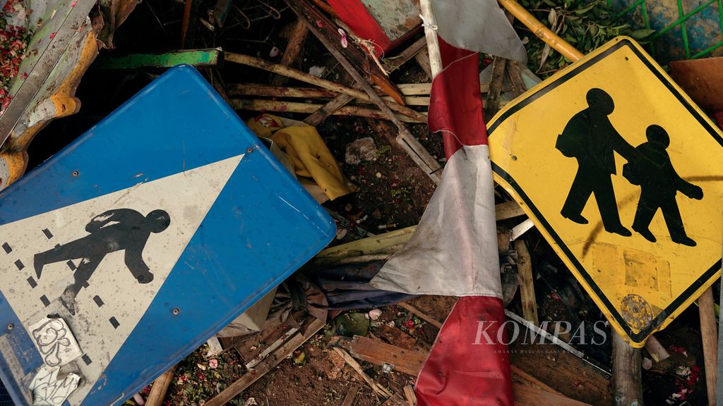 Tanda rambu lalu lintas yang roboh dikumpulkan di lokasi kecelakaan di depan SDN Kota Baru III, Kecamatan Bekasi Barat, Kota Bekasi, Jawa Barat, Kamis (1/9/2022).  