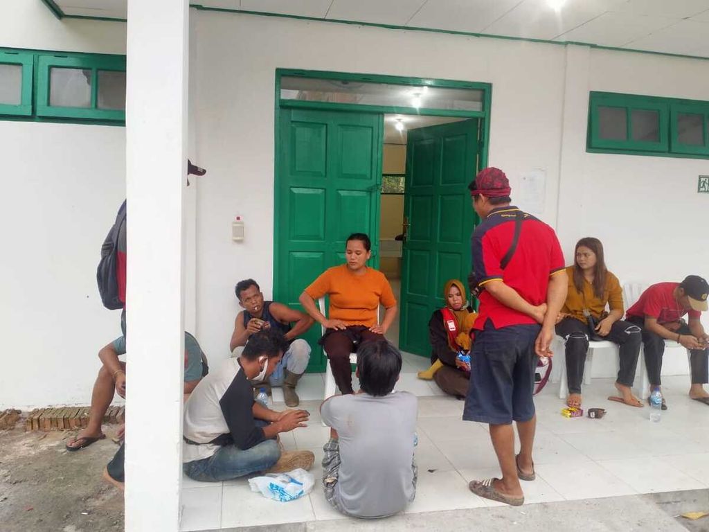 Keluarga korban meninggal yang diduga tewas ditembak di tengah bentrok antara warga Desa Bangkal dan polisi yang menjaga kawasan perusahaan menunggu di kamar mayat RSUD dr Murjani Sampit, Kabupaten Kotawaringin Timur, pada Sabtu (7/10/2023).