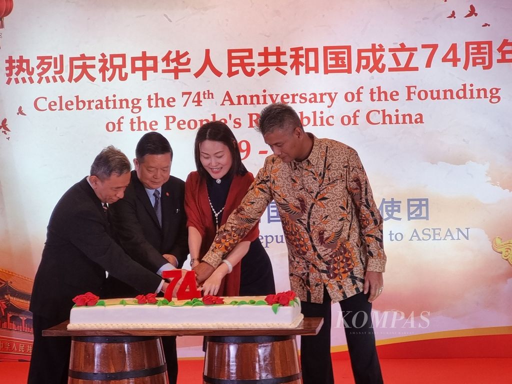 Duta Besar China untuk ASEAN Hou Yanqi (kedua dari kanan) bersama Sekretaris Jenderal ASEAN Kao Kim Horn (kedua dari kiri), dan Duta Besar Indonesia untuk ASEAN Derry Aman (kanan) memotong kue perayaan Hari Nasional Ke-74 China di Jakarta, Selasa (26/9/2023). 