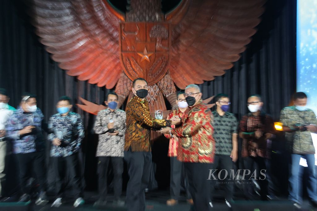 Redaktur Pelaksana Harian Kompas Adi Prinantyo (kiri) mewakili Harian Kompas menerima penghargaan dalam acara SPS Awards ke-13 di Jogja National Museum, Yogyakarta, Selasa (29/3/2022) malam. Harian Kompas meraih penghargaan Gold Winner pada tujuh kategori dalam acara tersebut. 