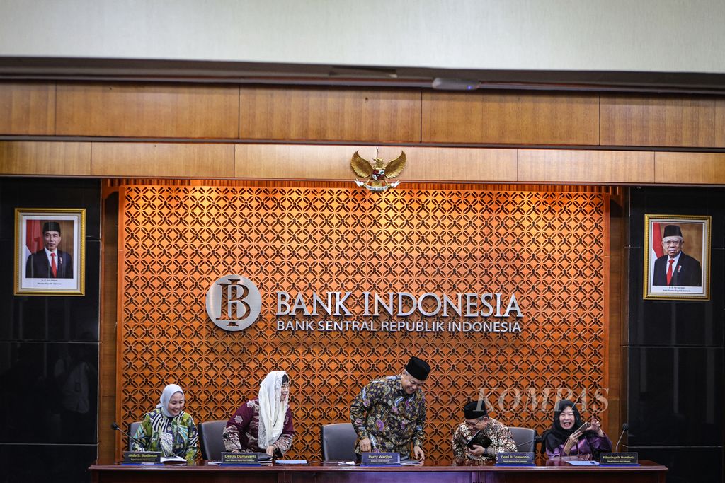 Governor of Bank Indonesia Perry Warjiyo (center) along with Senior Deputy Governor Destry Damayanti (second from left) and Deputy Governors Aida S. Budiman, Doni P. Joewono, and Filianingsih Hendarta (from left to right) prepare to leave the room after a press conference announcing the results of the Bank Indonesia Governor's Meeting in Jakarta on Wednesday (20/3/2024).