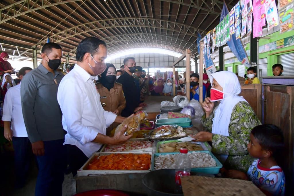 Presiden Joko Widodo membagikan bantuan langsung tunai minyak goreng dan bantuan modal kerja kepada para pedagang di Pasar Tanjung, Brebes. Sembari membagikan bantuan sosial, Presiden juga berbelanja serta mengecek harga komoditas pangan masyarakat, 